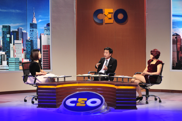 CEO Cao Duy Khương và các doanh nhân đang bàn luận để đưa ra giải pháp xử lý khủng hoảng truyền thông cho doanh nghiệp trong chương trình CEO – Chìa khóa thành công